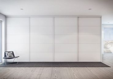 Garderobeløning med hvite overflater med liggende alusprosser. Perfekt for det moderne hjem.